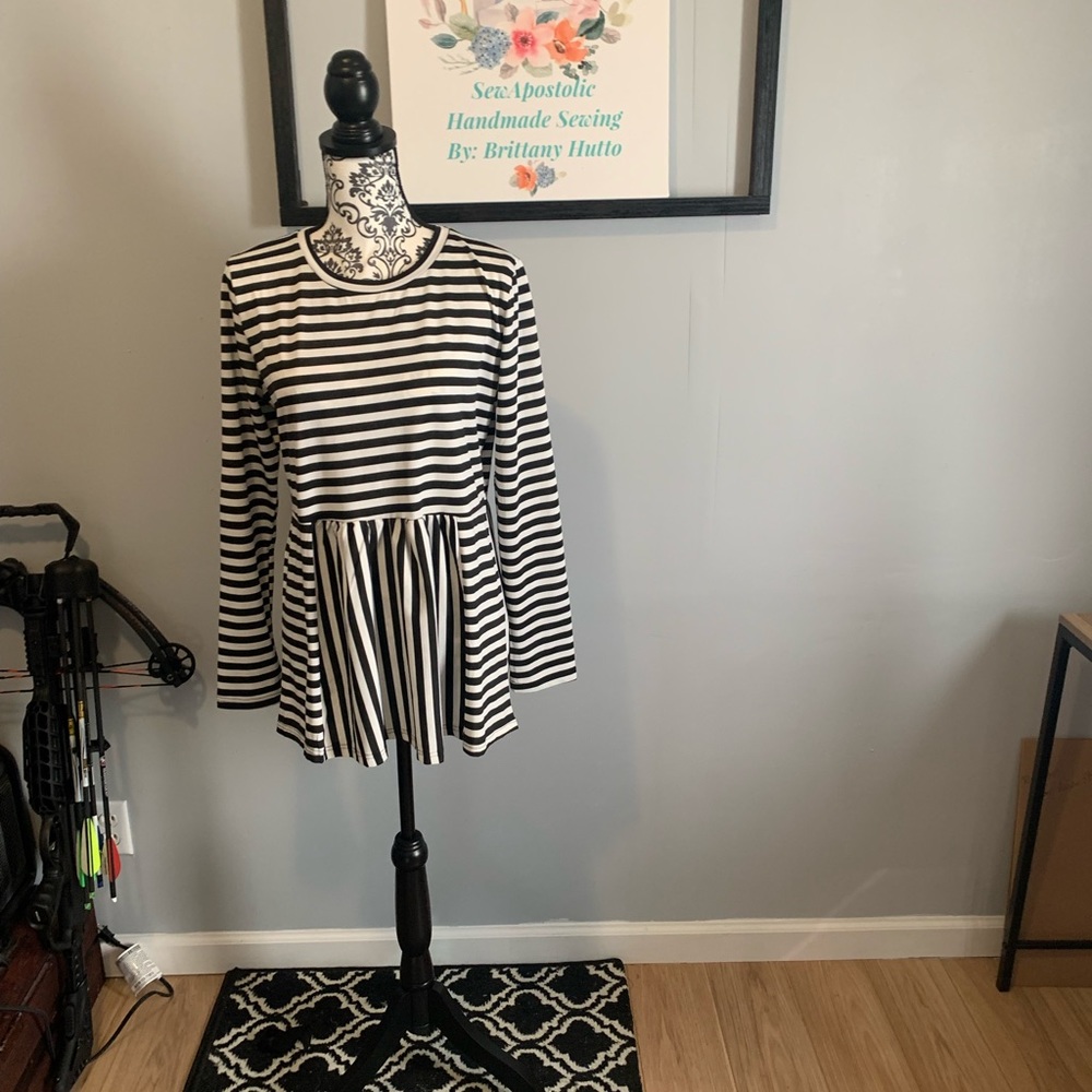 Very cute striped top!
